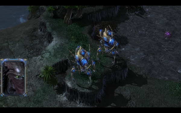 Komplettlösung zu StarCraft 2 : Als Verstärkung erhalten Sie in der Mission die riesigen Kolossi, die über Klippen steigen können.